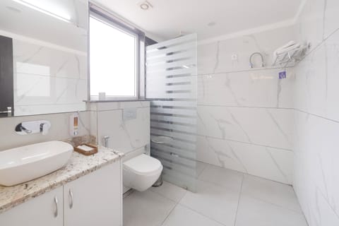 Executive Family One | Bathroom | Shower, free toiletries, slippers, towels