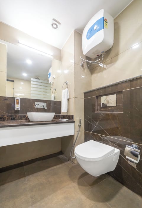 Executive Queen Room | Bathroom | Shower, free toiletries, slippers, towels