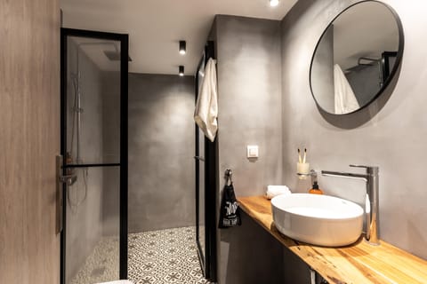 City Room | Bathroom | Shower, rainfall showerhead, free toiletries, hair dryer