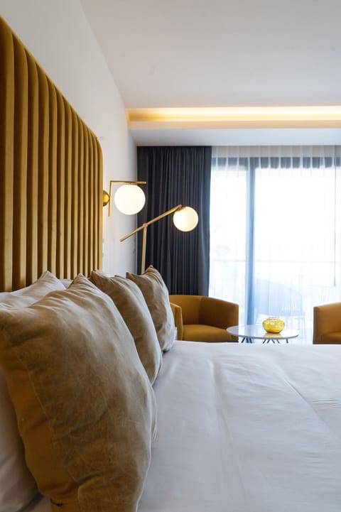 Master Suite | Premium bedding, pillowtop beds, minibar, in-room safe