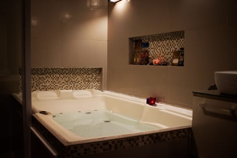 Romantic Suite | Private spa tub