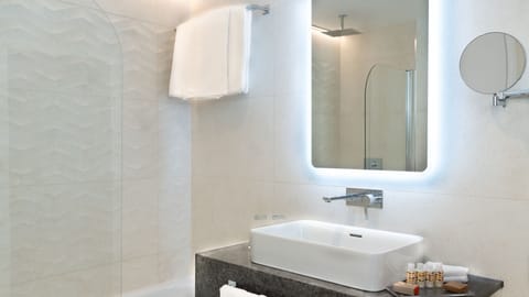 Twin Room, 2 Twin Beds | Bathroom | Combined shower/tub, hair dryer, towels