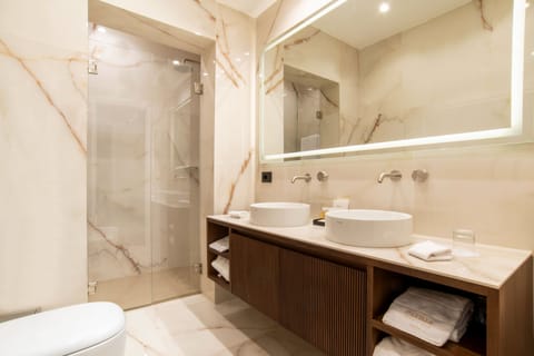 Deluxe Room, City View | Bathroom | Combined shower/tub, free toiletries, hair dryer, bathrobes