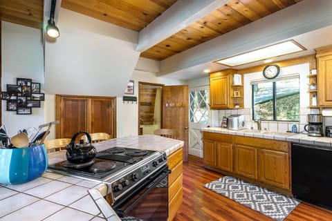 Cabin, 4 Bedrooms | Private kitchen | Fridge, microwave, stovetop, dishwasher