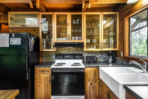 Cabin, 3 Bedrooms | Private kitchen | Fridge, microwave, oven, stovetop