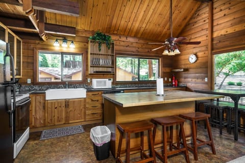 Cabin, 3 Bedrooms | Private kitchen | Fridge, microwave, oven, stovetop