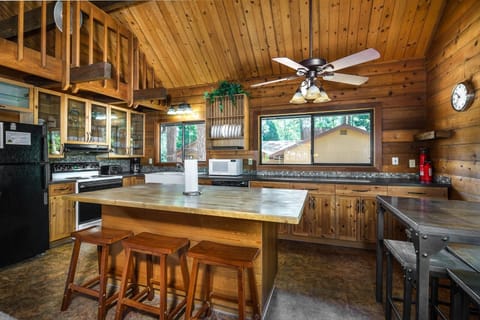 Cabin, 3 Bedrooms | Private kitchen | Fridge, microwave, oven, stovetop