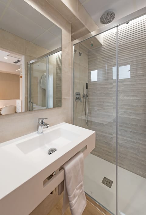 Single Room | Bathroom | Free toiletries, hair dryer, towels