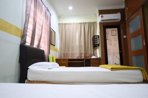 Signature Room, 4 Bedrooms | Free WiFi, bed sheets