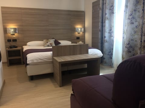 Comfort Triple Room | Desk, free WiFi, bed sheets