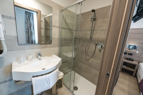 Comfort Triple Room | Bathroom | Free toiletries, hair dryer, towels