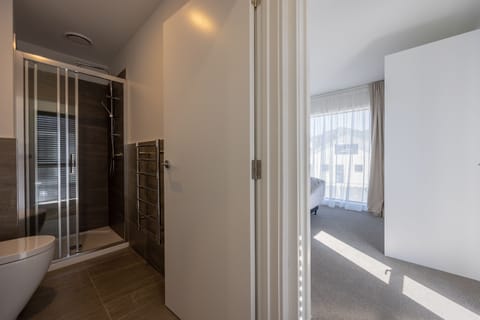 One Bedroom Apartment | Bathroom | Shower, rainfall showerhead, free toiletries, hair dryer