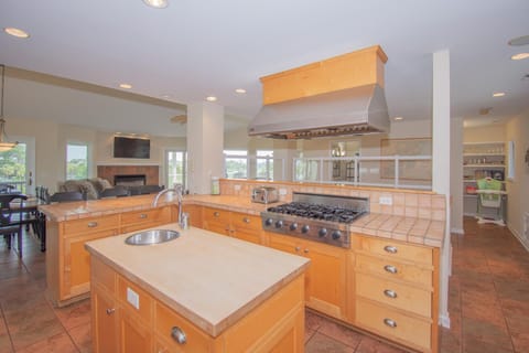 House, Multiple Beds, Kitchen | Private kitchen | Fridge, microwave, oven, stovetop