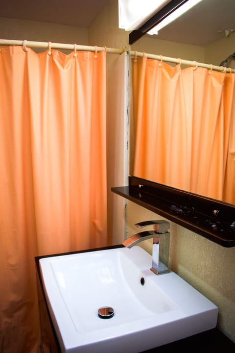 Economy Single Room | Bathroom | Bathtub, towels