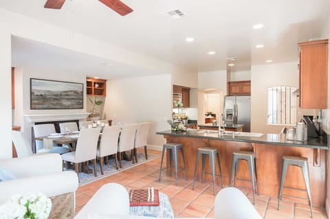 House (5 Bedrooms) | Interior