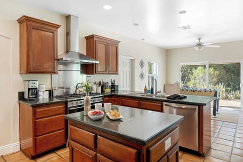 House (5 Bedrooms) | Interior