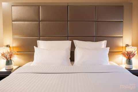 Room (Chambre Cuir) | Desk, blackout drapes, soundproofing, free WiFi