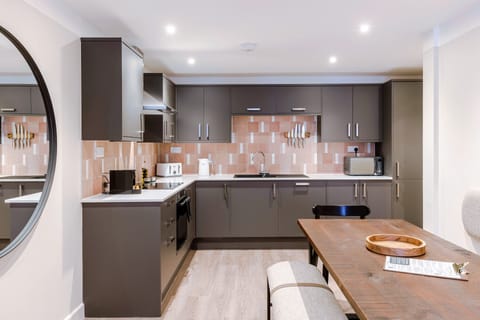 Deluxe Apartment | Private kitchen | Full-size fridge, microwave, oven, stovetop