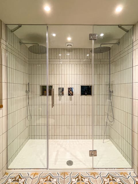 Superior Double Room | Bathroom | Shower, rainfall showerhead, free toiletries, hair dryer