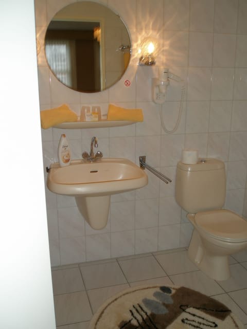 Standard Double Room, 2 Twin Beds | Bathroom amenities | Combined shower/tub, free toiletries, hair dryer, towels