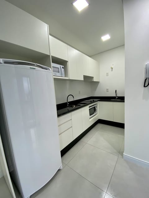 Elite Apartment | Private kitchen | Full-size fridge, microwave, oven, cookware/dishes/utensils