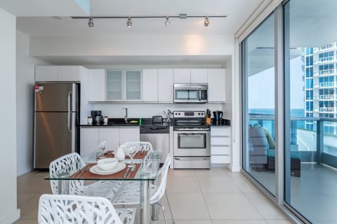 One-Bedroom Apartment - Bay View with Partial Ocean View | In-room dining