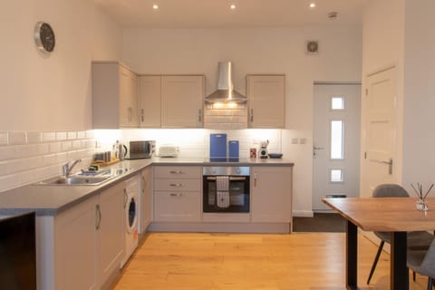 Deluxe Apartment, Ensuite (Apley) | Private kitchen