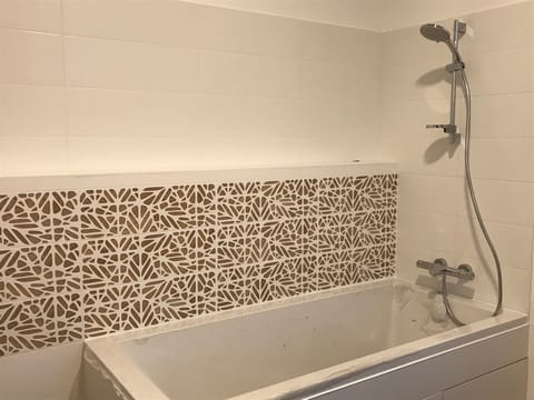 Double or Twin Room, Bathtub | Bathroom | Shower, hair dryer, towels