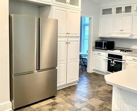 Full-size fridge, microwave, oven, stovetop