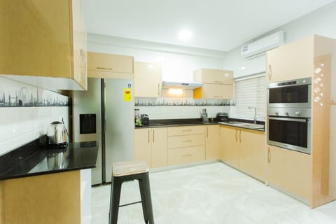 Executive Apartment, 3 Bedrooms | Microwave