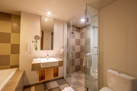 Junior Suite | Bathroom | Hair dryer, slippers, bidet, towels