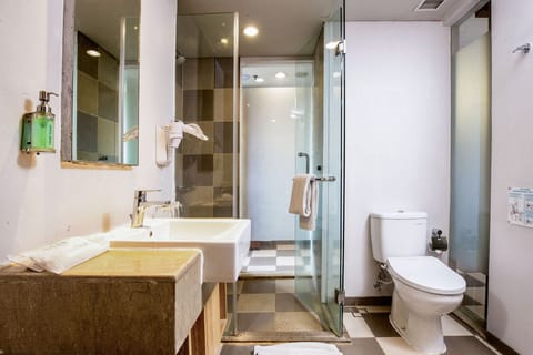 Junior Suite | Bathroom | Hair dryer, slippers, bidet, towels