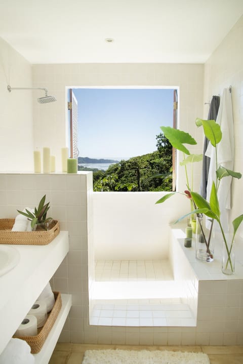 Vista Suite Double | Bathroom | Shower, rainfall showerhead, free toiletries, hair dryer