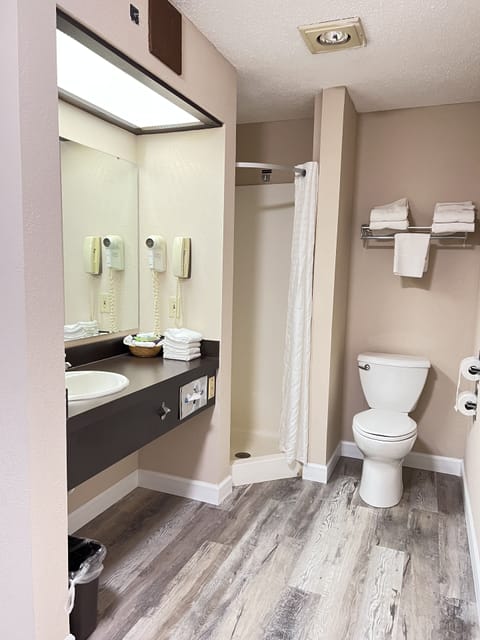 Suite (Whirlpool) | Bathroom | Free toiletries, hair dryer, towels