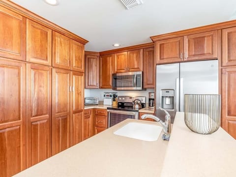 Condo, 1 King Bed with Sofa bed, Pool Access, Ocean View (333 - No Pets Allowed) | Private kitchen | Fridge, microwave, oven, stovetop