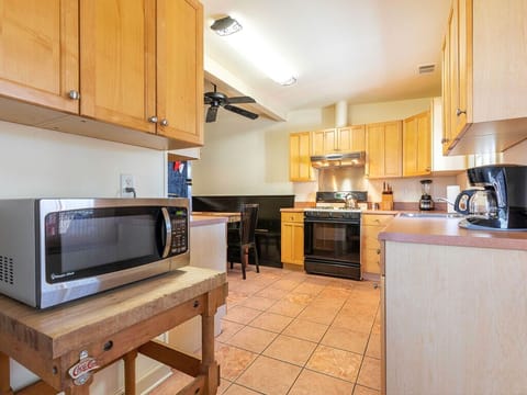 House, Multiple Beds, Pool Access, Pool View | Private kitchen | Fridge, microwave, oven, stovetop