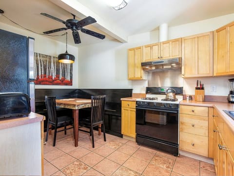 House, Multiple Beds, Pool Access, Pool View | Private kitchen | Fridge, microwave, oven, stovetop