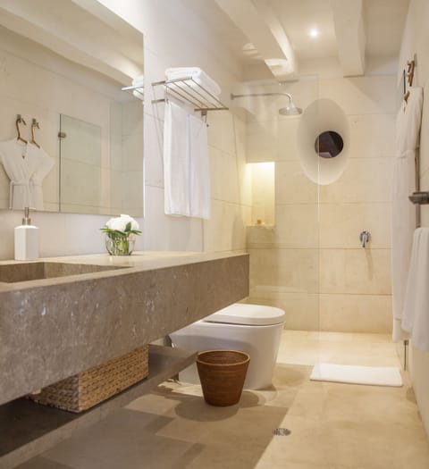 Classic Room | Bathroom | Shower, hair dryer, slippers, towels