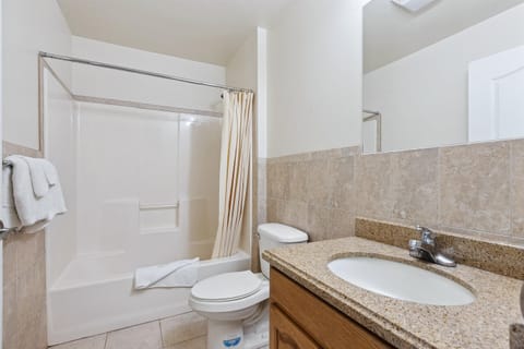 Standard Single Room, 1 Queen Bed, Non Smoking | Bathroom | Combined shower/tub, rainfall showerhead, towels, soap