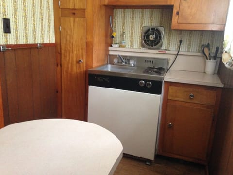 Two Bedroom Cottage | Private kitchenette | Mini-fridge