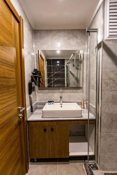 Economy Single Room | Bathroom | Shower, rainfall showerhead, free toiletries, hair dryer