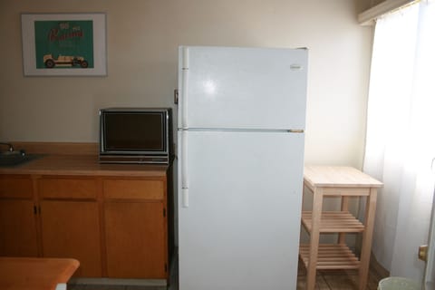 1970s Themed Studio-Kitchen: Homage to Riverside Raceway, Non-Smoking | Private kitchen | Fridge, microwave, freezer