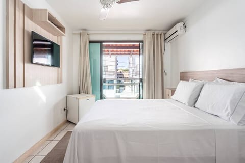 Double Room (Suite Casal com Sacada) | Blackout drapes, iron/ironing board, free WiFi