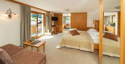 Hypo-allergenic bedding, in-room safe, free WiFi, bed sheets