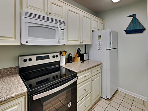 Condo, Multiple Beds, Hot Tub, Golf View (E60704) | Private kitchen | Fridge, microwave, oven, stovetop