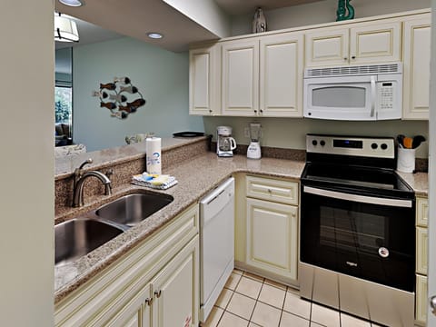 Condo, Multiple Beds, Hot Tub, Golf View (E60704) | Private kitchen | Fridge, microwave, oven, stovetop