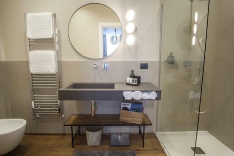 Superior Double Room | Bathroom | Shower, free toiletries, hair dryer, bidet