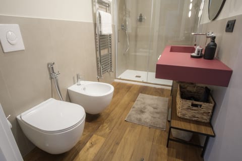 Studio | Bathroom | Shower, free toiletries, hair dryer, bidet