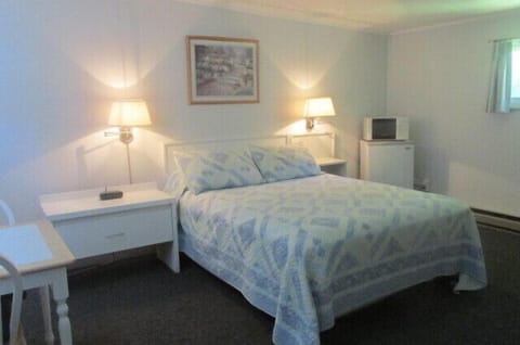 Standard Room, 1 Queen Bed | Free WiFi