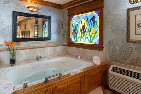 Exclusive Suite | Jetted tub